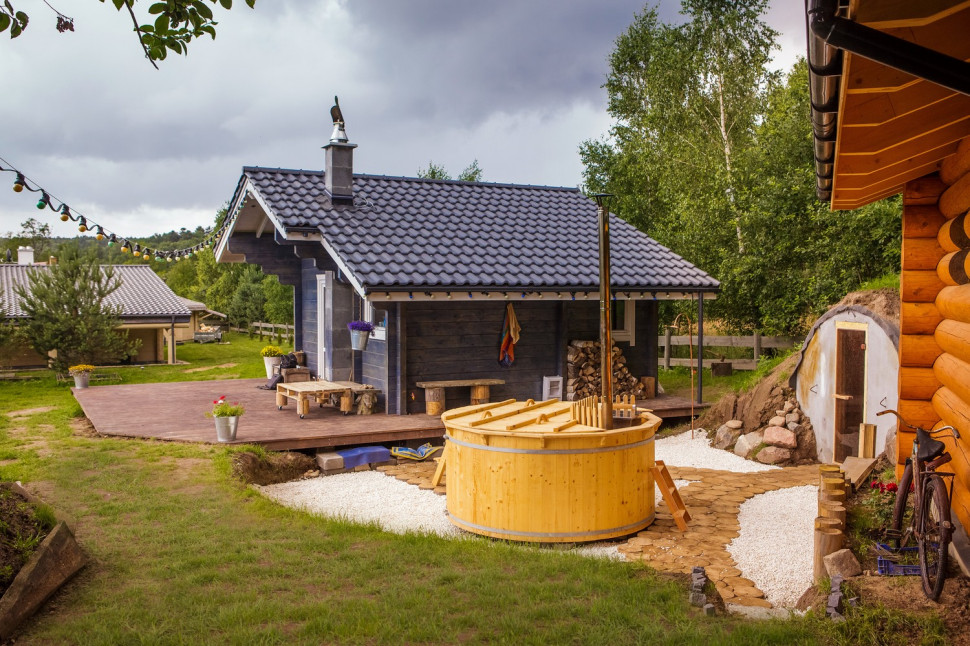 Dom Niebieski, Żółty i stojąca między nimi sauna solna i beczka kąpielowa