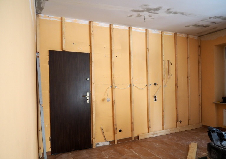 Montaż desek na ścianie przy pomocy listew montażowych - etap 1