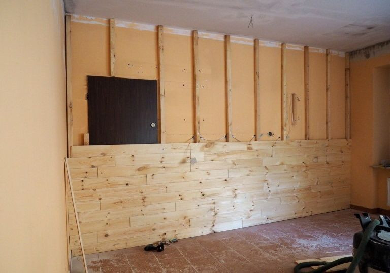 Montaż desek na ścianie przy pomocy listew montażowych - etap 2