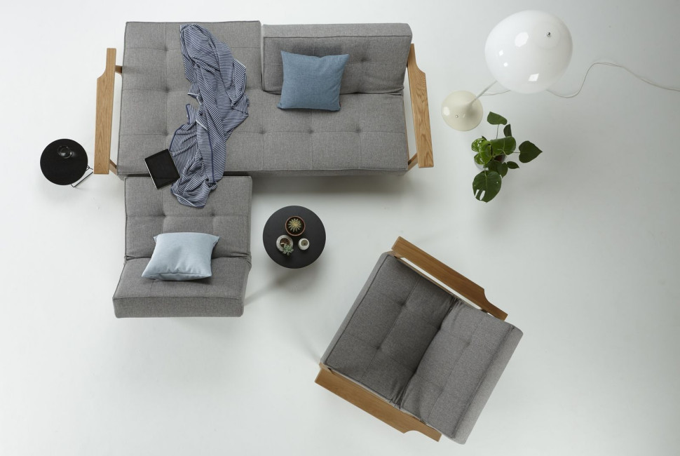 Sofa Splitback marki Innovation z dębowymi podłokietnikami