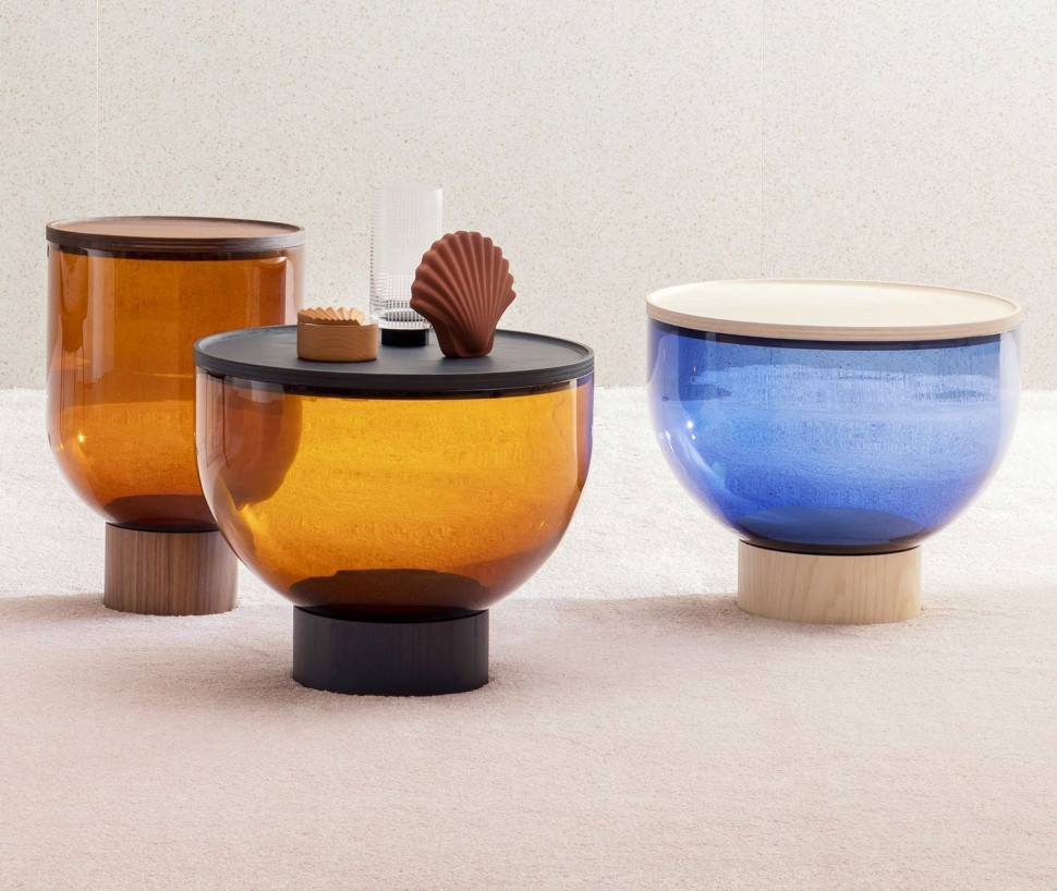 Stoliki Mastea marki Miniforms wykonane ze szkła dostępnego w kolorach bursztynowym, niebieskim i popielatym