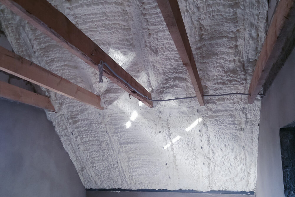 Izolacja natryskowa dachu na poddaszu pianką poliuretanową Soudafoam SPF firmy Soudal