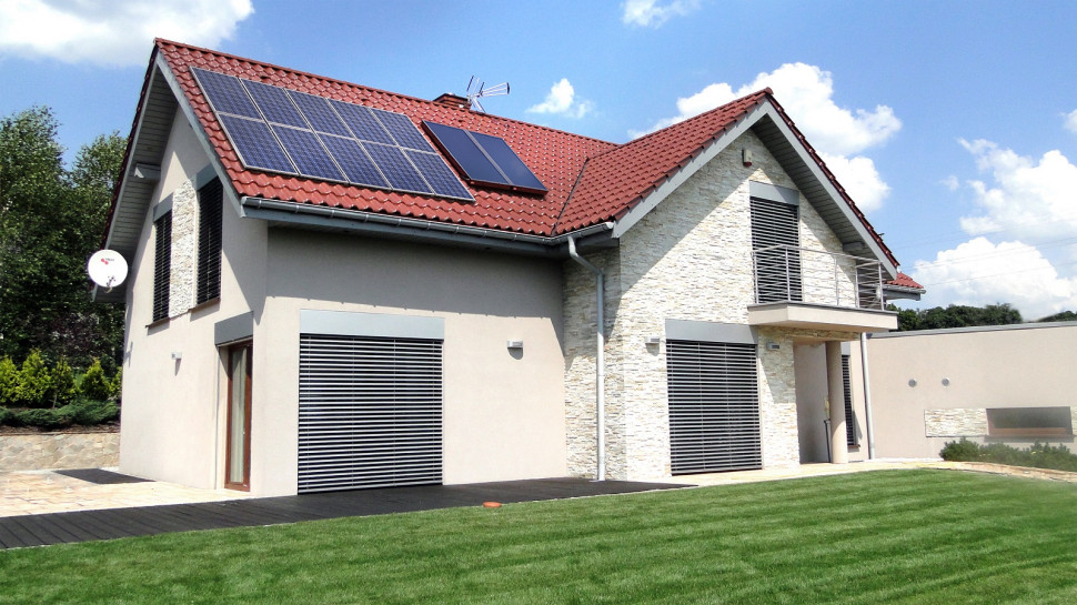 Instalacja fotowoltaiczna i solarna na dachu