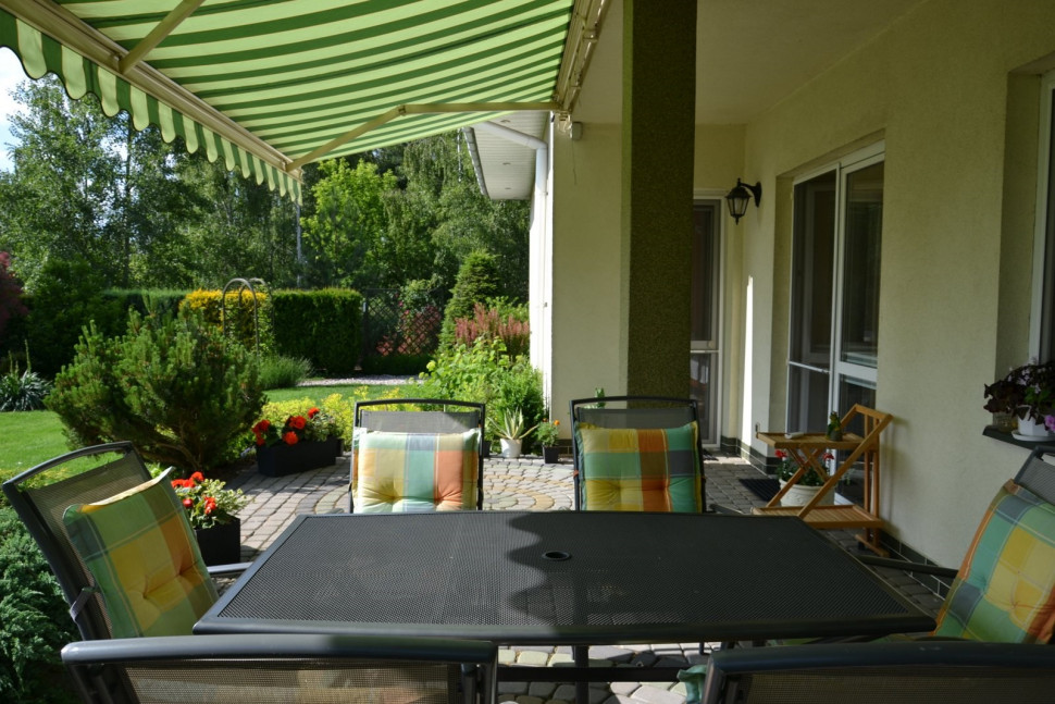 Zadaszenie tarasu elektryczną markizą