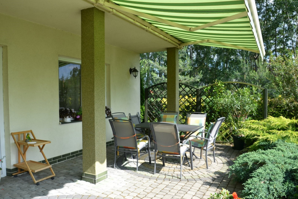 Komplet mebli ogrodowych na tarasie z kostki betonowej