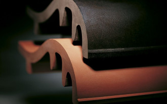 Kiedy warto kupić na swój dach dachówkę barwioną w masie?