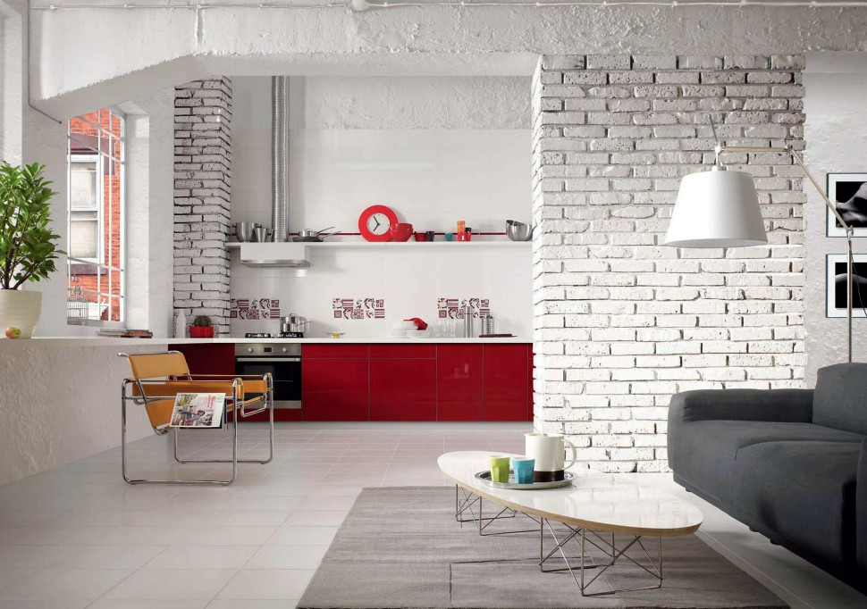 Kuchnia w stylu loftowym z mocnymi akcentami: czerwone lakierowane szafki, detale i wzory na płytkach ściennych
