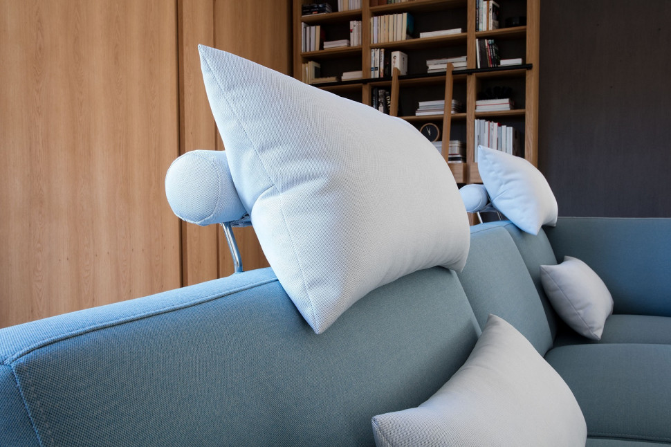 Miękkie, ruchome zagłówki z poduszką zastosowane w sofie z modułowej kolekcji Plain marki Bizzarto