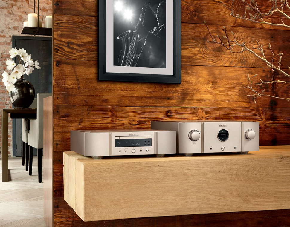 Na zdjęciu solidna półka podtrzymuje sprzęt marki Marantz w kolorze gold - zintegrowany wzmacniacz stereofoniczny premium PM-10 oraz odtwarzacz premium super audio CD SA-10