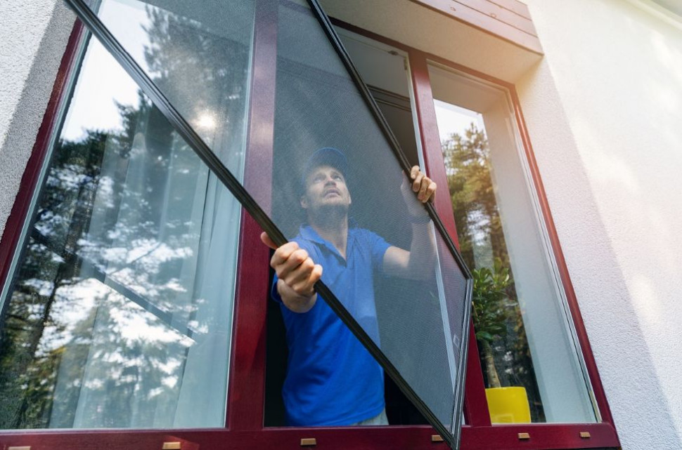 Aby skutecznie wyczyścić osłony, w pierwszej kolejności należy je zdemontować z ramy okiennej