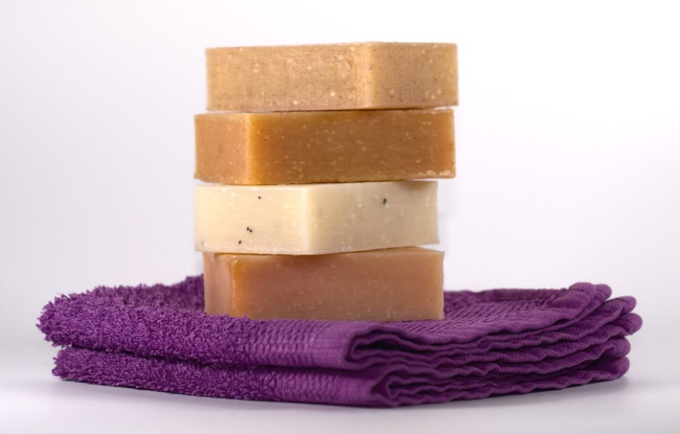 Moskitierę najlepiej czyścić ciepłą wodą z dodatkiem szarego mydła lub płynu do mycia naczyń