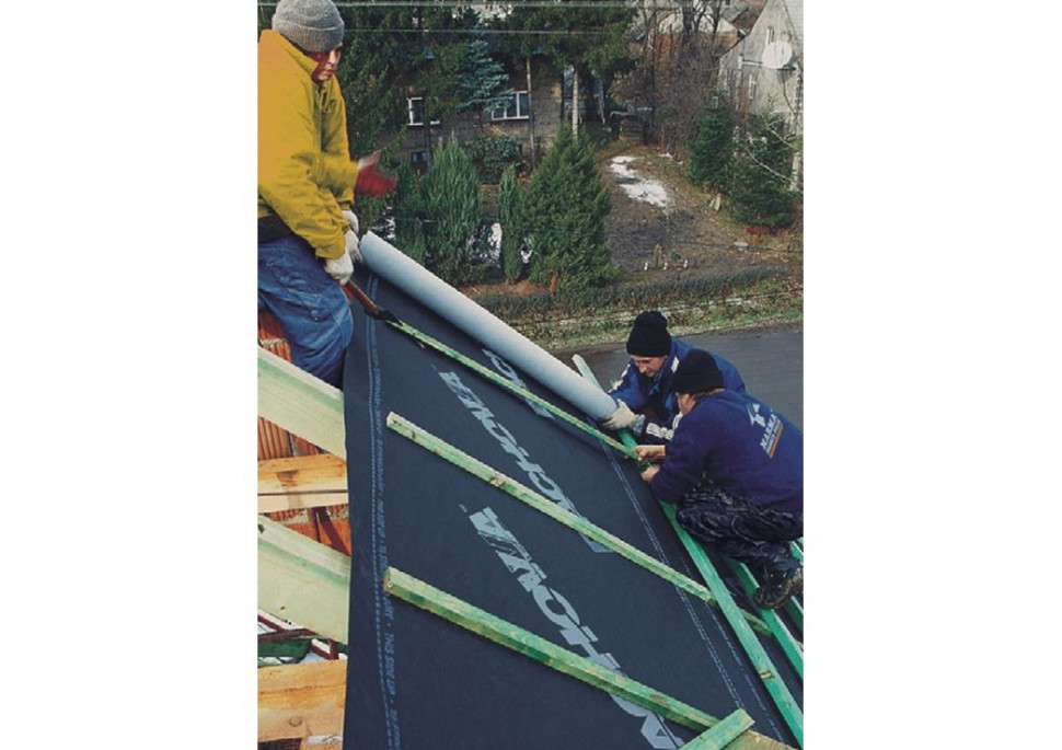 Mocowanie membrany (MWK) na więźbie dachowej dociskając je do krokwi kontrłatami przyciętymi na krótko. Do kontrłat przybija się łaty z rozstawem dostosowanym do pokrycia. Kierunek układania pasm może być: poziomy - równoległy do okapu