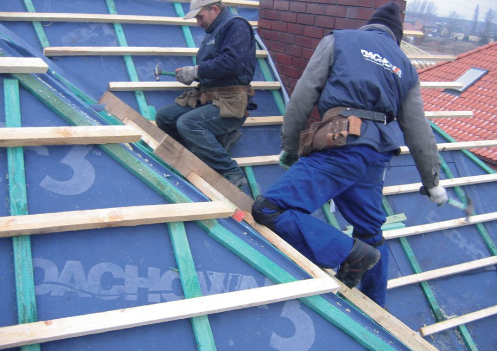 Mocowanie membrany (MWK) na więźbie dachowej dociskając je do krokwi kontrłatami przyciętymi na krótko. Do kontrłat przybija się łaty z rozstawem dostosowanym do pokrycia. Kierunek układania pasm może być: pionowy czyli prostopadły do okapu - trzeba wtedy zaklejać zakłady żeby nie przeciekały lub skośny