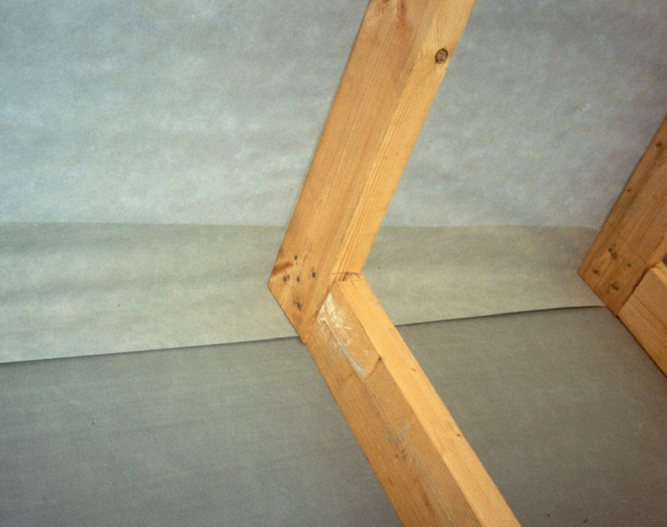 Mocowanie membrany (MWK) na więźbie dachowej: kalenice i naroża (grzbiety) należy wykonać tak aby pasma membrany zachodziły na siebie