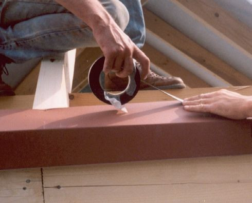 Membrany MWK w wielu wersjach wykonania okapu powinny być przyklejane do obróbek blacharskich. Na tych zdjęciach są nimi kapinosy odprowadzające przecieki i skropliny poza okap. Klejenie najlepiej jest wykonać za pomocą specjalnych taśm dwustronnych. Najpierw przyklejamy taśmę