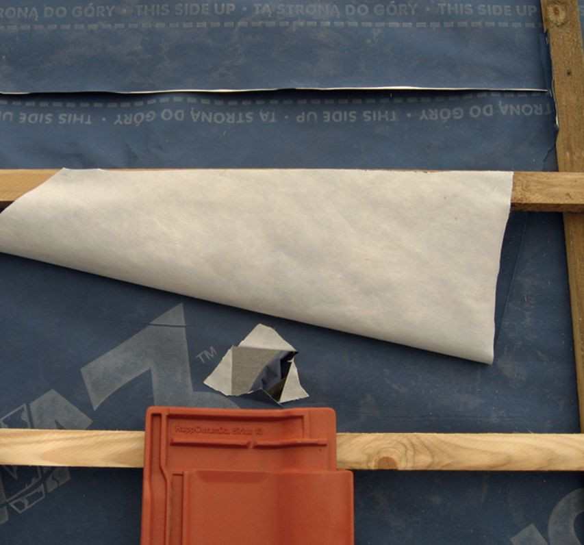 Mocowanie membrany (MWK) na więźbie dachowej: rynienki osłonowe wykonane nad: dziurą przygotowaną do przeprowadzenia odpowietrzenia instalacji kanalizacyjnej (za pomocą dachówki przejściowej)