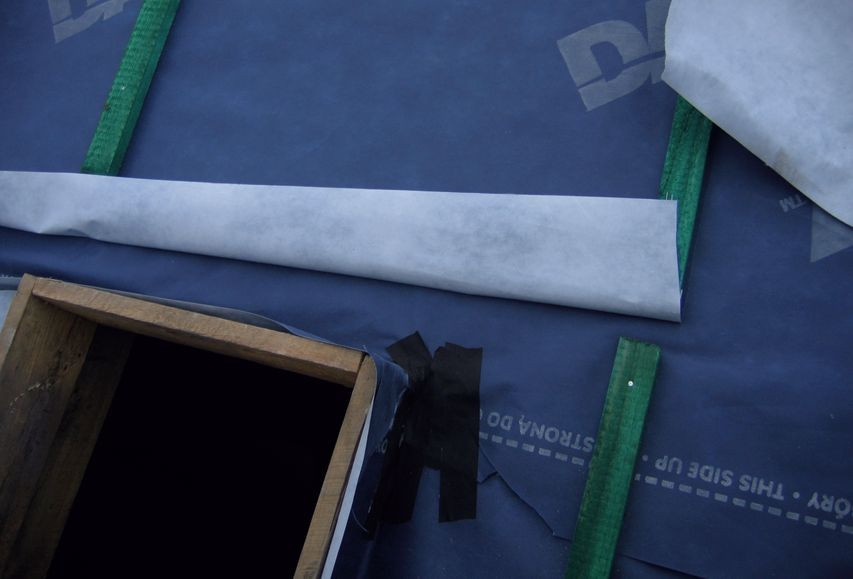 Mocowanie membrany (MWK) na więźbie dachowej: rynienki osłonowe wykonane nad wyłazem dachowym