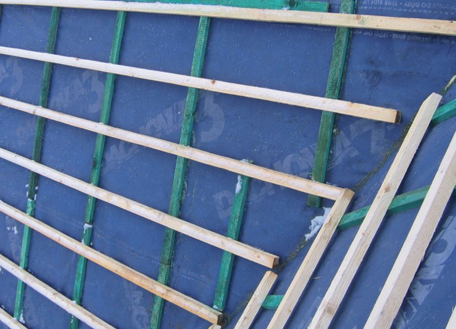 Na zdjęciu widać, że membrana MWK leżąca na połaciach jest ułożona skośnie równolegle do kosza. Jest to bardzo ergonomiczna metoda (o kierunku układania decyduje dekarz).