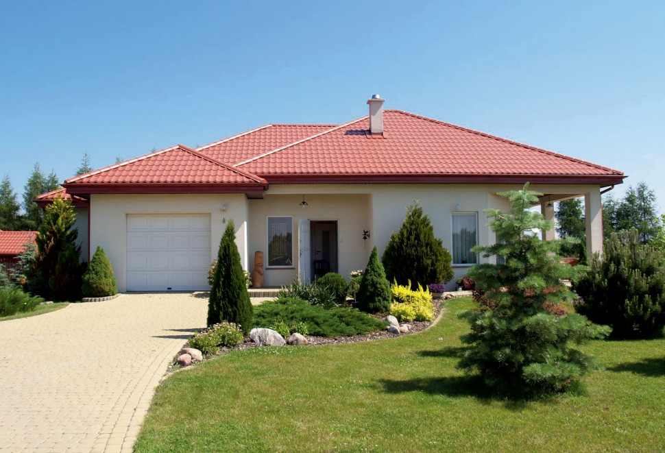 Przy domu jest duży taras na skarpie ziemnej oraz mały ganek przy wejściu