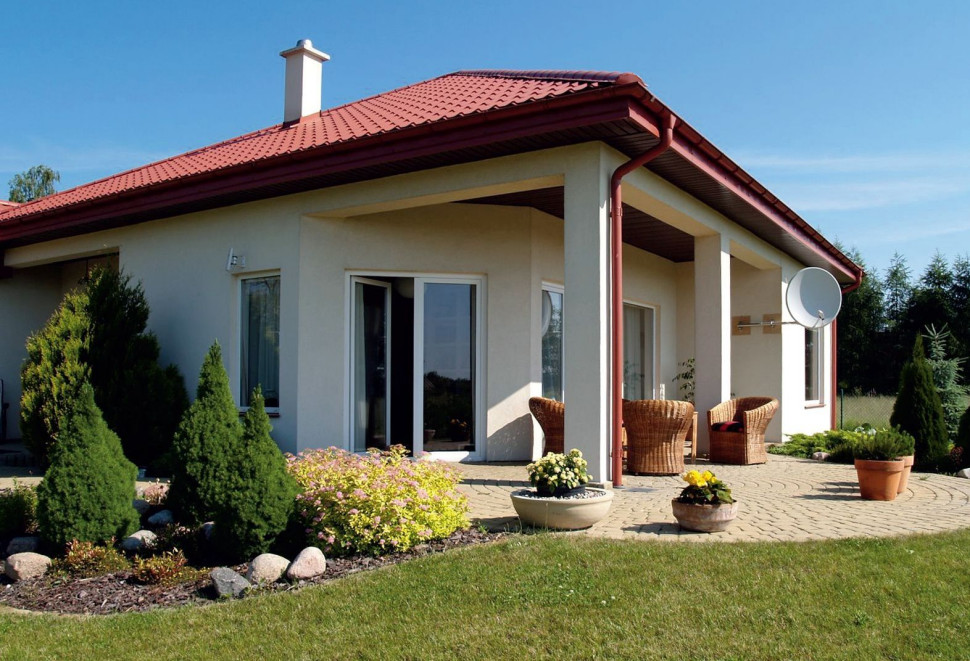 Słoneczny taras na skarpie bez schodów