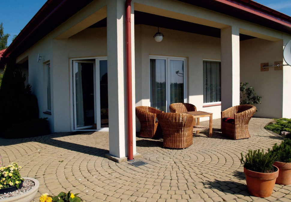 Taras ziemny z nawierzchnią z kostki betonowej