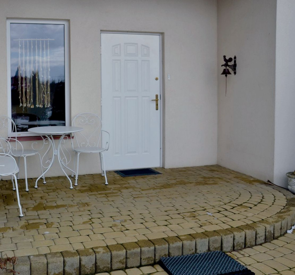 Ganek we wnęce (2 × 3 m), zwrócony na południe