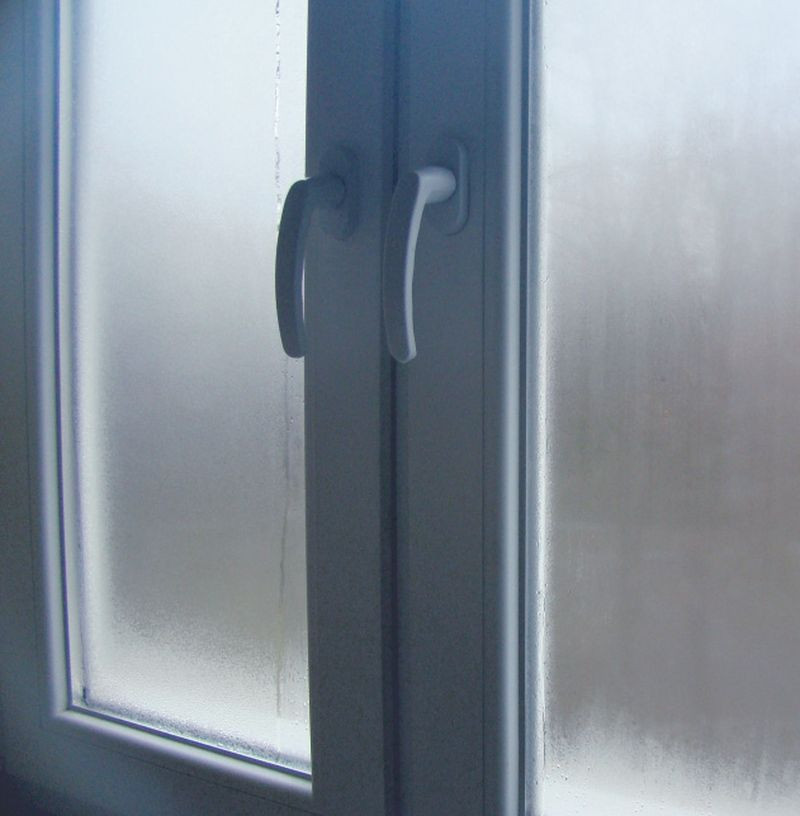 Zaparowana szyba w oknie