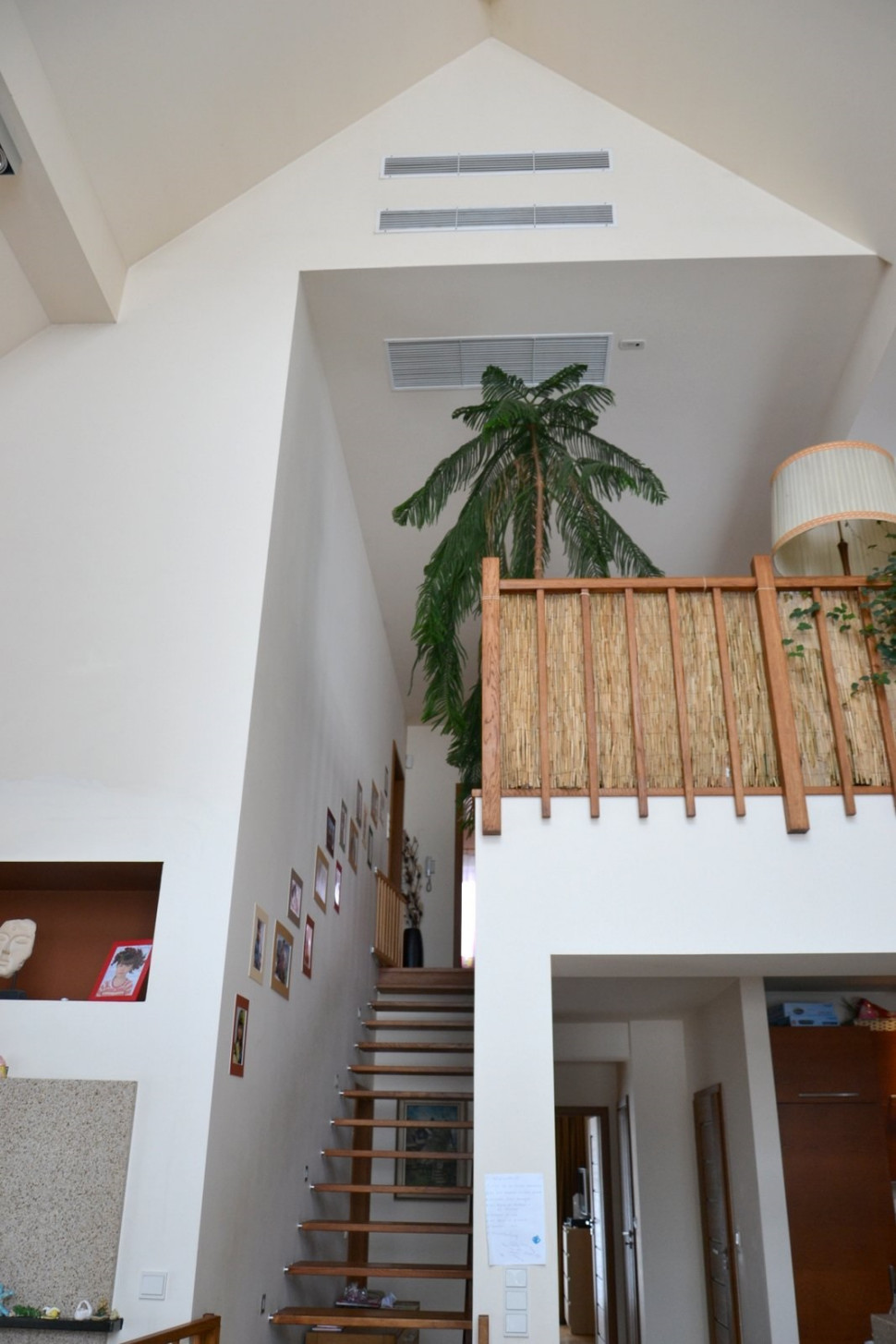 W suficie nad salonem umieszczono kanałową jednostkę wewnętrzną