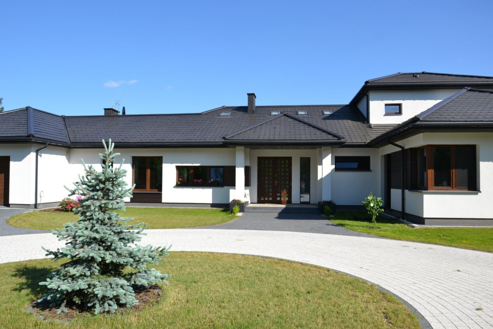 Na hektarowej działce udało się postawić budynek z horyzontalną bryłą