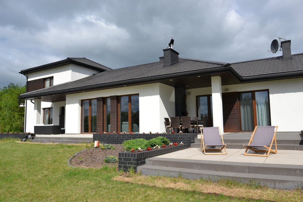 Z salonu i jadalni oraz sypialni rodziców i gości roztacza się panorama na działkę i zielone otoczenie