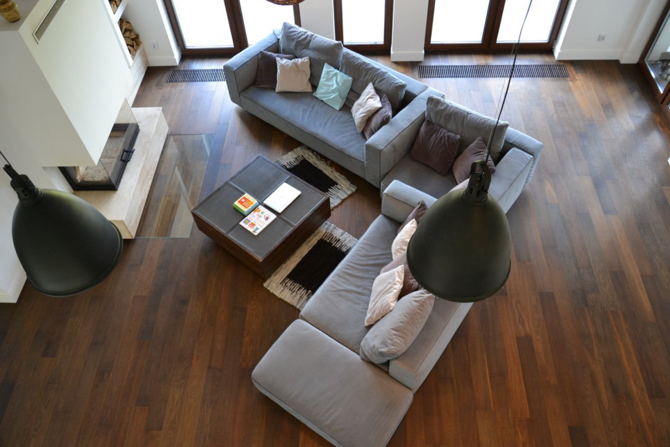 Przestronna przestrzeń dzienna - widok z antresoli