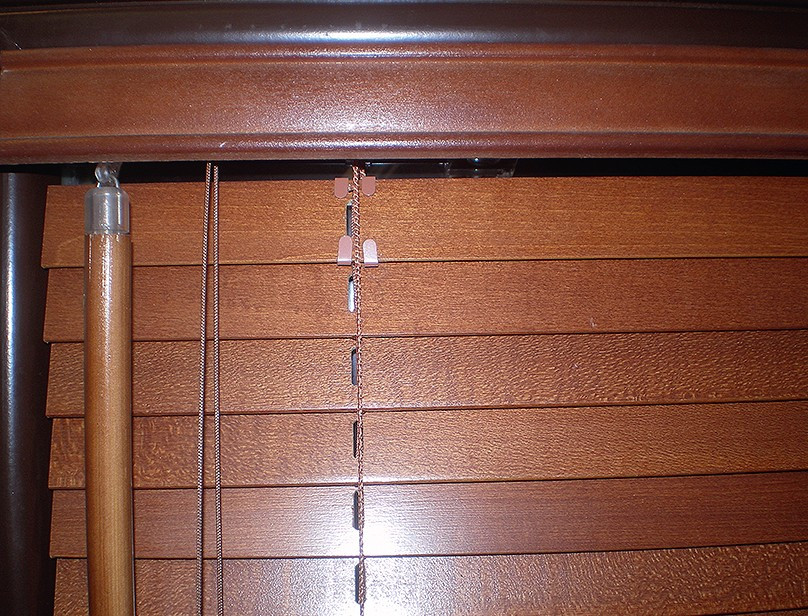 Żaluzje drewniane w kolorze naturalnego drewna