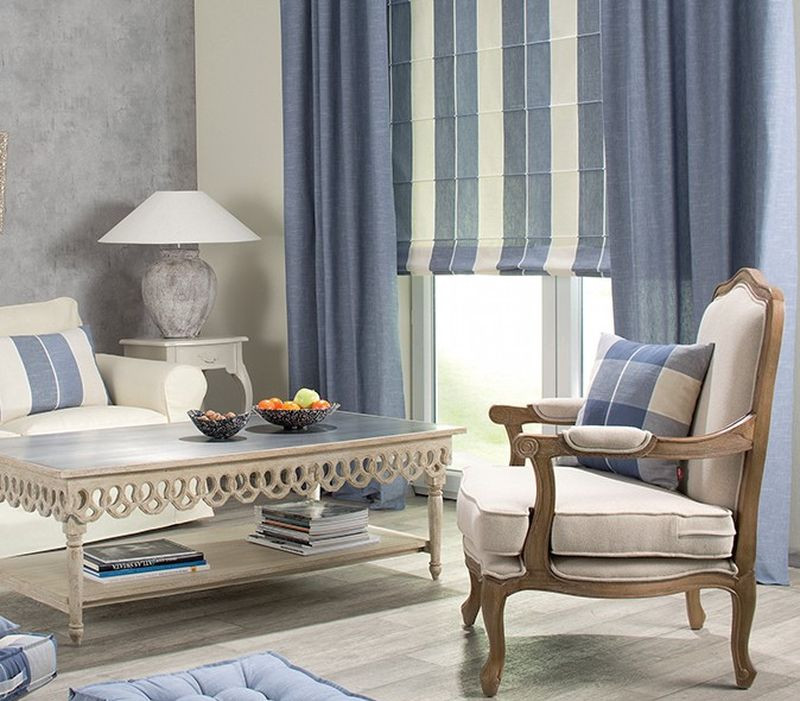 Zasłony łączone są z roletami wykonanymi z tkaniny o podobnej kolorystyce - tu w odcieniach niebieskiego