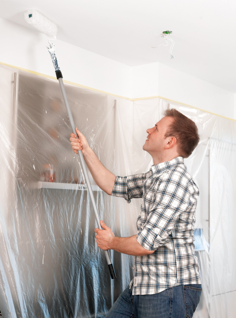 Sufity malujemy wałkiem na trzonku, od okna w głąb pomieszczenia