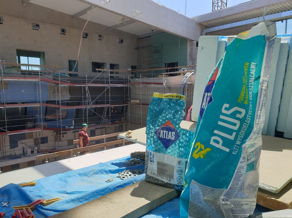 ATLAS FUGA CERAMICZA i klej wysokoelastyczny ATLAS PLUS na budowie basenu Deepspot w Mszczonowie