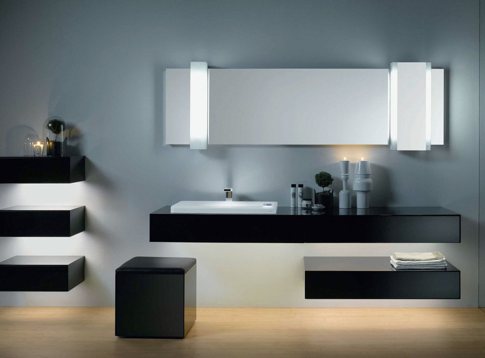 Aranżacja łazienki: Lustro długości ponad dwóch metrów z wbudowanym oświetleniem. Podświetlane wewnątrz i od zewnątrz są także półki i konsola