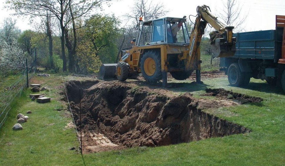 Budowa basenu z bloczków betonowych - krok 1: wykonanie wykopu