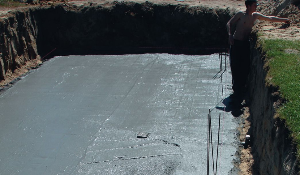 Budowa basenu z bloczków betonowych - krok 2: należy zrobić podsypkę żwirową oraz wykonać siatkę zbrojeniową na dnie, w tym momencie osadza się spust denny oraz wyprowadza zbrojenie na trzpieni