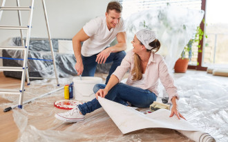 Jak zabezpieczyć meble i wyposażenie przed uszkodzeniami powstałymi w trakcie remontu mieszkania?