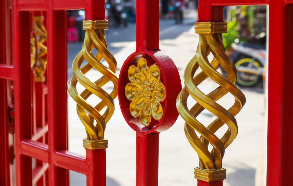 Konserwacja ogrodzenia wykonanego z prętów metalowych