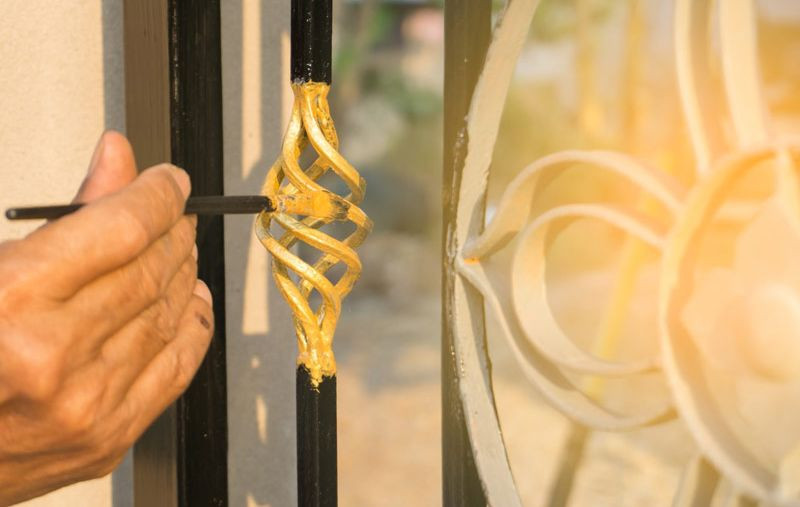 Konserwacja ogrodzenia wykonanego z prętów metalowych