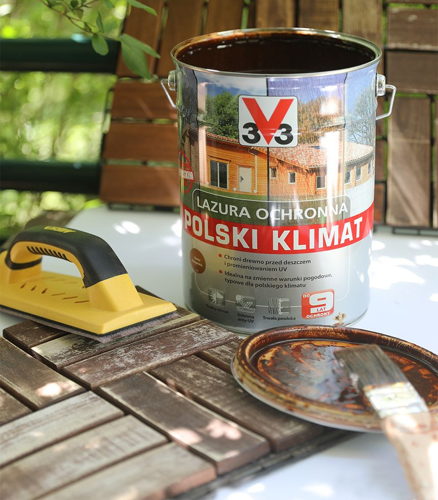 Akcesoria potrzebne do malowania mebli na tarasie 