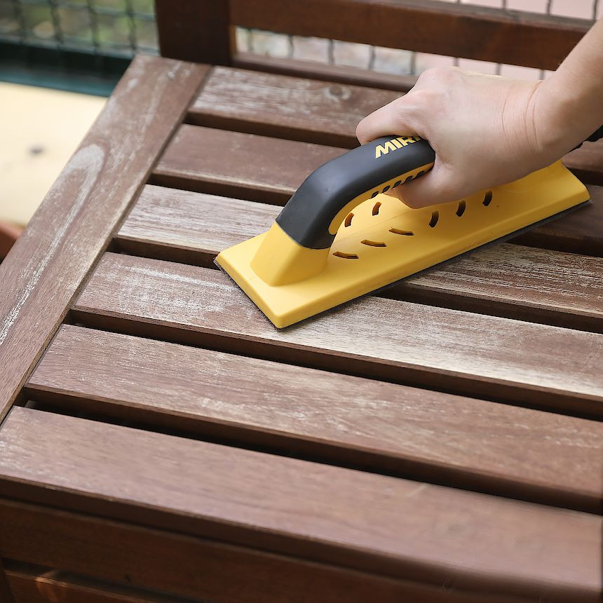 Należy dokładnie wyszlifować meble 