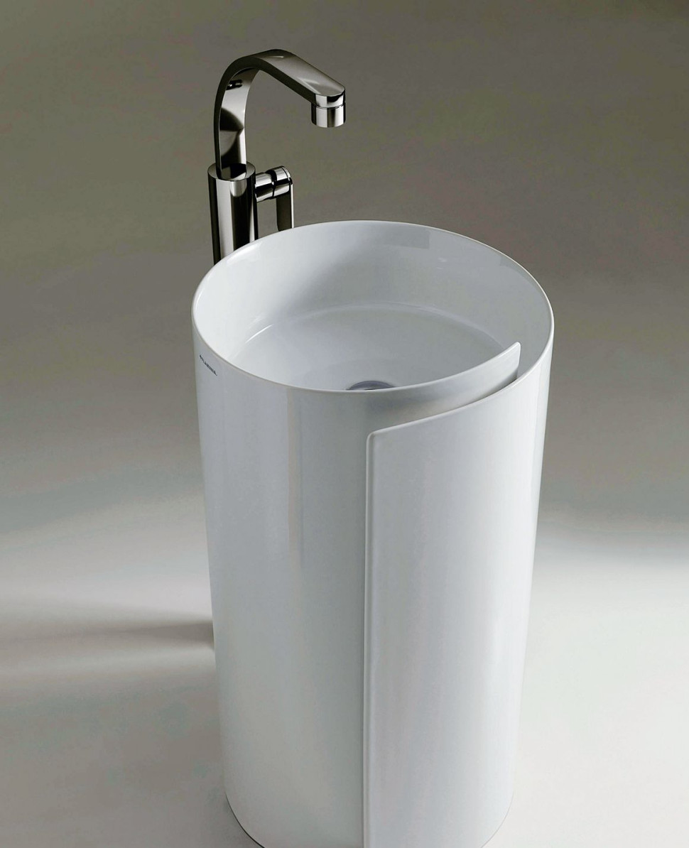 Uformowana z ceramiki wolno stojąca umywalka Monoroll marki Flaminia; średnica 44 cm, wys. 85 cm