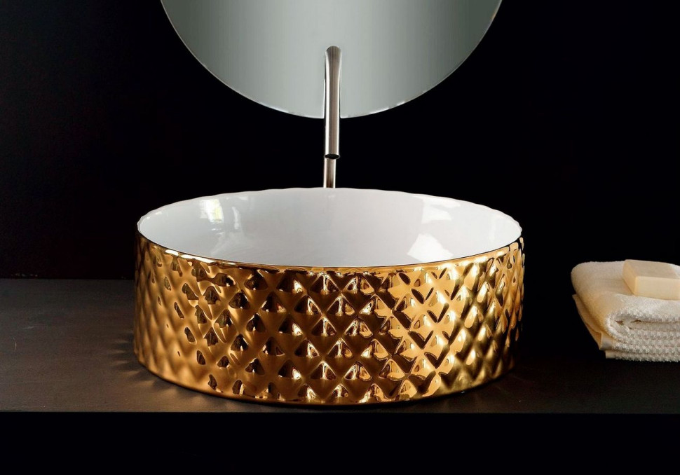 Efektowna umywalka ceramiczna Rombo w wersji powleczonej złotym lakierem; średnica 43 cm