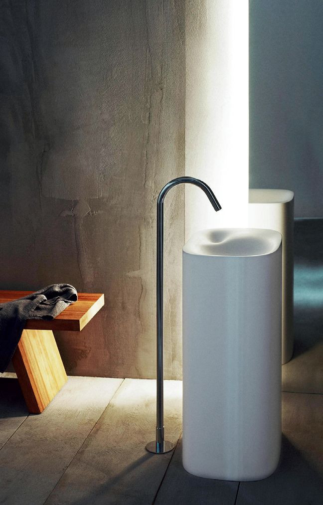 Kolumnowa umywalka wolno stojąca Nivis z kompozytowego tworzywa Cristalplant®, z rzeźbiarsko uformowanym zagłębieniem na mydło; wys. 90 cm