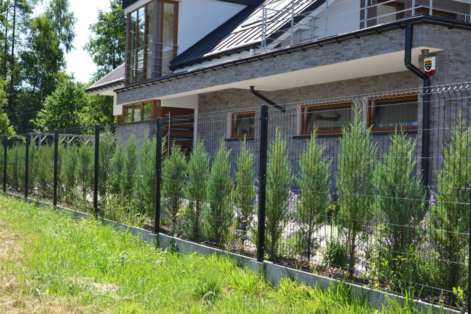 Ogrodzenie z boku działki z prefabrykowanych paneli z drutu o gr. 5 mm