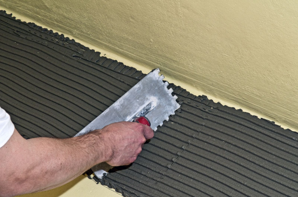 Przyklejanie glazury i terakoty szarą zaprawą