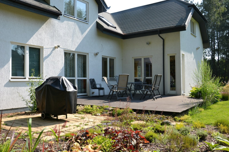 Główny taras wykonano z drewna bangkirai, ten pod grill - z betonowej imitacji drewna