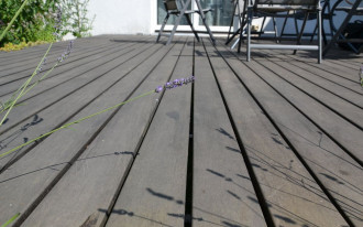 Taras z drewna egzotycznego ułożony systemem DECK-DRY